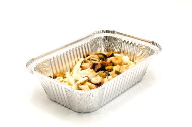 Beyaz arka planda alüminyum bir Ravier 'de balık karışımı.