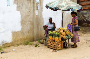 Mombasa, Kenya, Afrika-10 / 01 / 2017. Afrika, Kenya 'da Mombasa' da bir sokakta ananas satıcısı.