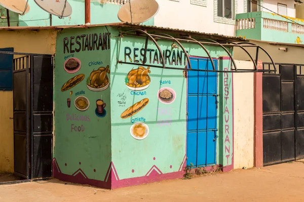 Bijilo ガンビア 2020年1月6日 西アフリカ ガンビアのビイロから道路沿いのレストランで販売される料理を表象するファサードの壁画 ロイヤリティフリーのストック写真