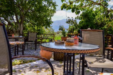 Yunanistan 'ın Girit kentindeki küçük bir tepede yuvarlak masalı gölgeli teras