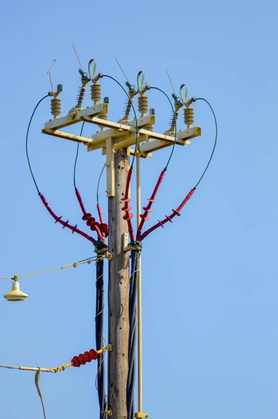 Poste Eléctrico Alto Voltaje Líneas Transmisión Con Cielo Azul Claro —  Fotos de Stock