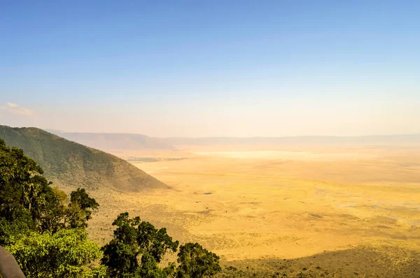 Vista Elevada Solo Cratera Ngorongoro Partir Borda Sul Cratera Olhando — Fotografia de Stock