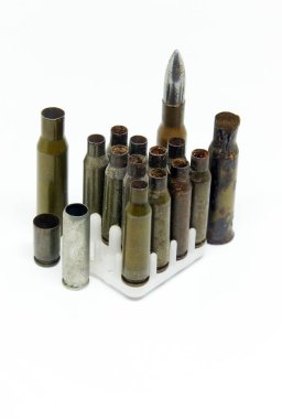 birkaç boş kovan ve mermi