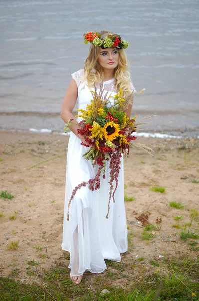 Прекрасная молодая невеста — стоковое фото