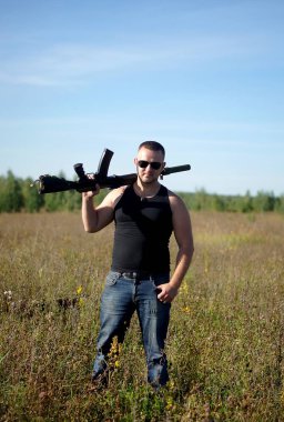 Elinde silah olan bir adam.