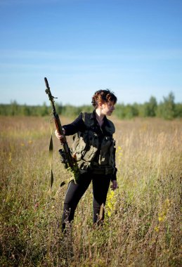 Elinde silah olan bir kız