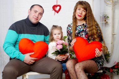 Mutlu aile iç bir stüdyoda poz