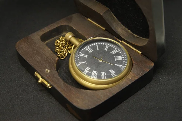 Антикварные старые наручные часы — стоковое фото