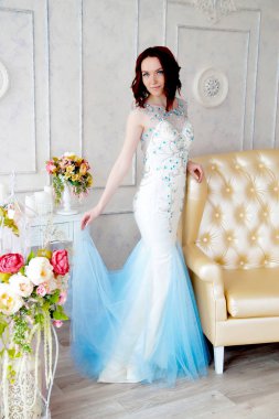 Güzel genç kız Abiye iç fotoğraf s poz içinde