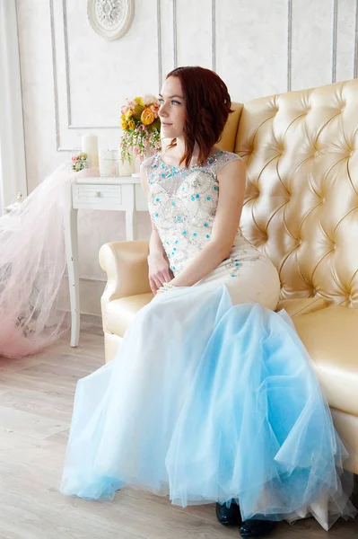 インテリア フォト s でポーズのイブニング ドレスの美しい少女 — ストック写真