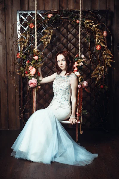 インテリア フォト s でポーズのイブニング ドレスの美しい少女 — ストック写真