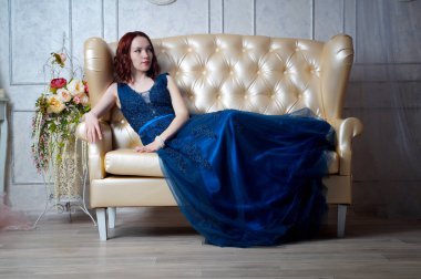 Güzel genç kız Abiye iç fotoğraf s poz içinde