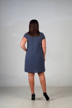 Gri bir arka plan üzerinde poz güzel genç kız