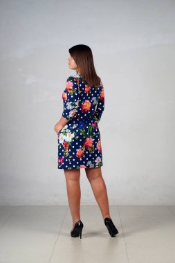 Gri bir arka plan üzerinde poz güzel genç kız