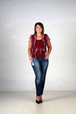 Gri bir arka plan üzerinde poz güzel genç kız