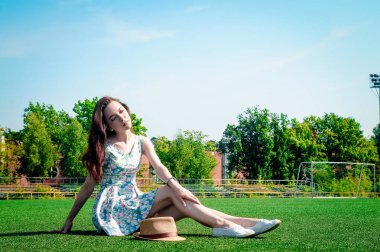 Stadyumda poz elbiseli güzel genç kız