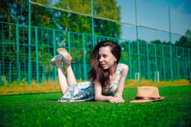 Stadyumda poz elbiseli güzel genç kız