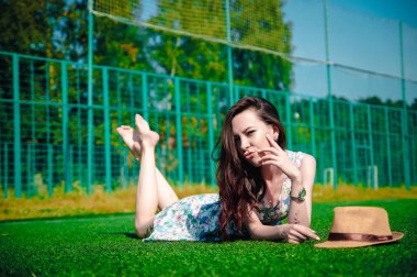 Stadyumda poz elbiseli güzel genç kız