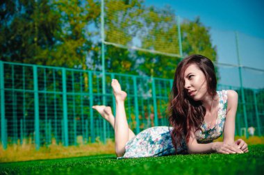 Stadyumda poz elbiseli güzel genç kız