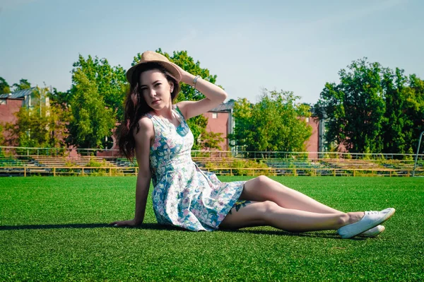 Stadyumda poz elbiseli güzel genç kız