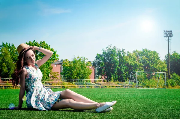 Stadyumda poz elbiseli güzel genç kız