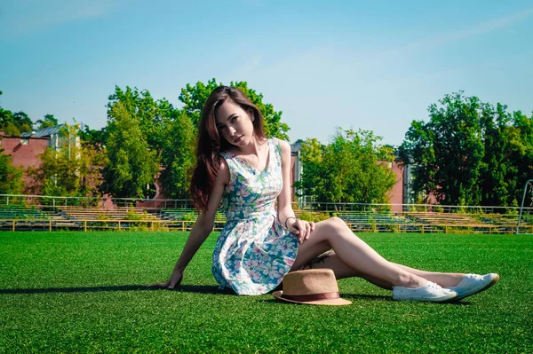 Menina bonita em um vestido posando no estádio — Fotografia de Stock