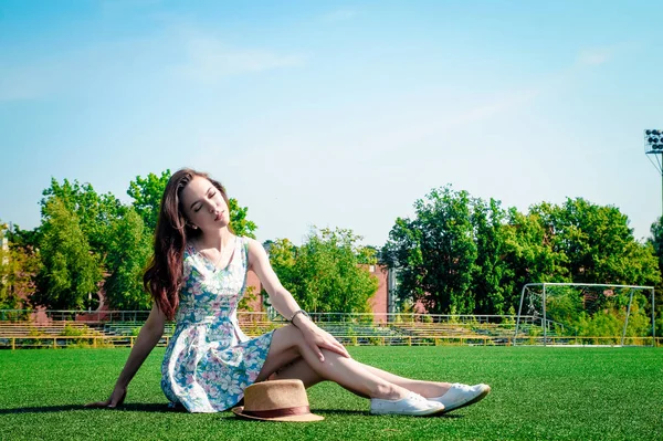 Stadyumda poz elbiseli güzel genç kız