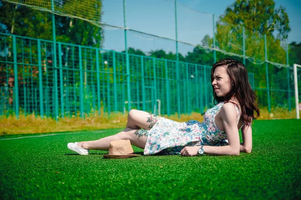 Stadyumda poz elbiseli güzel genç kız