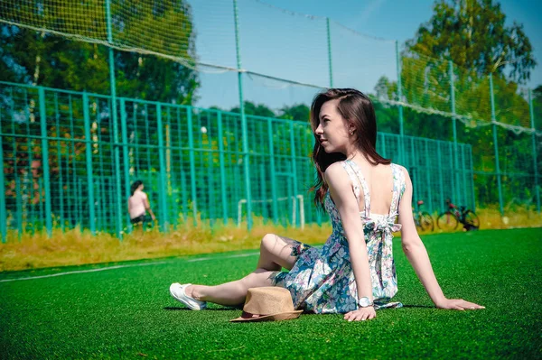Stadyumda poz elbiseli güzel genç kız
