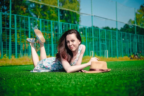 Menina bonita em um vestido posando no estádio — Fotografia de Stock