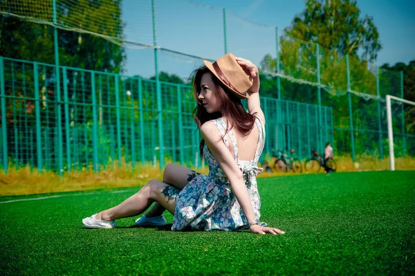 Menina bonita em um vestido posando no estádio — Fotografia de Stock