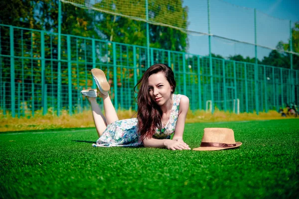 Stadyumda poz elbiseli güzel genç kız