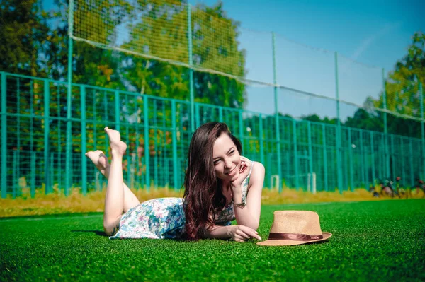 Stadyumda poz elbiseli güzel genç kız