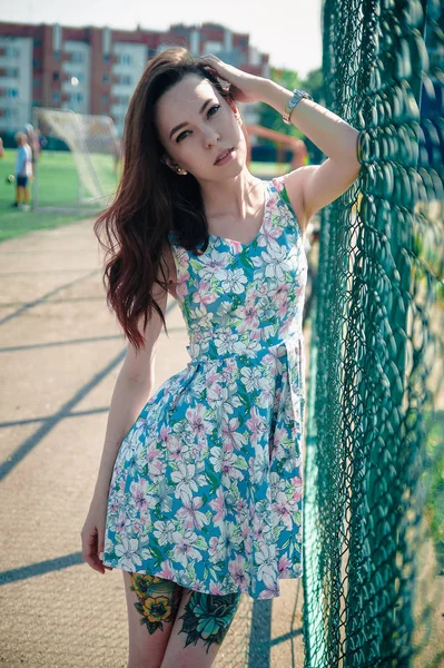 Stadyumda poz elbiseli güzel genç kız