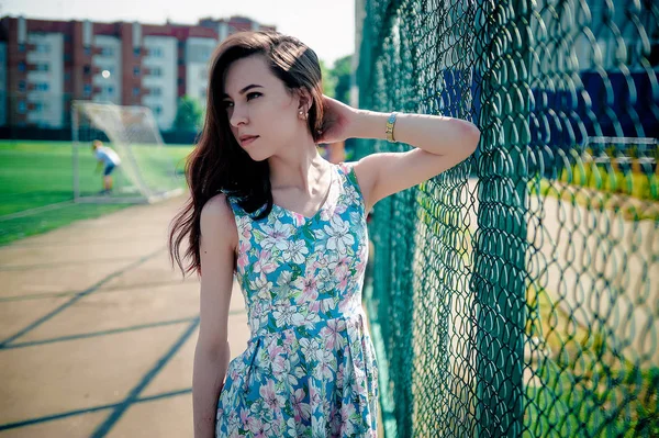 Menina bonita em um vestido posando no estádio — Fotografia de Stock