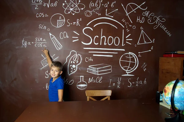 Um pequeno estudante se prepara para os estudos — Fotografia de Stock