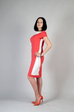 Gri bir arka plan üzerinde poz güzel genç kız