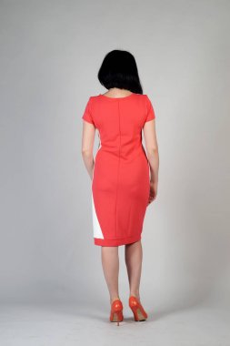 Gri bir arka plan üzerinde poz güzel genç kız