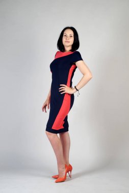 Gri bir arka plan üzerinde poz güzel genç kız