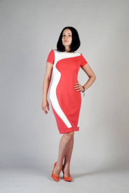 Gri bir arka plan üzerinde poz güzel genç kız