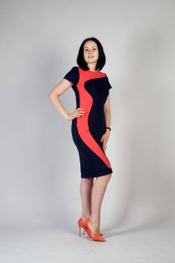 Gri bir arka plan üzerinde poz güzel genç kız