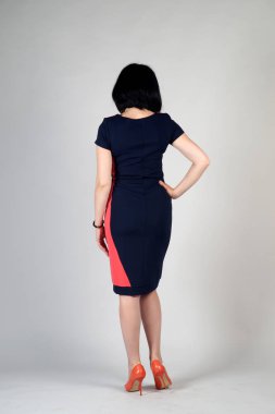 Gri bir arka plan üzerinde poz güzel genç kız