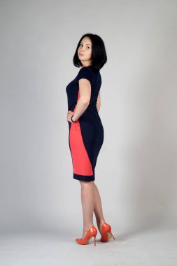 Gri bir arka plan üzerinde poz güzel genç kız