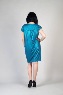 Gri bir arka plan üzerinde poz güzel genç kız