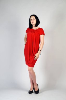 Gri bir arka plan üzerinde poz güzel genç kız