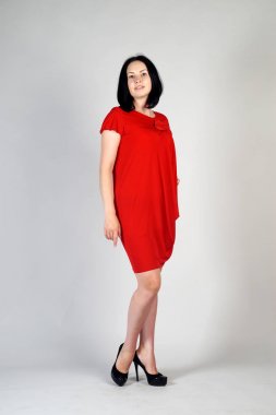 Gri bir arka plan üzerinde poz güzel genç kız