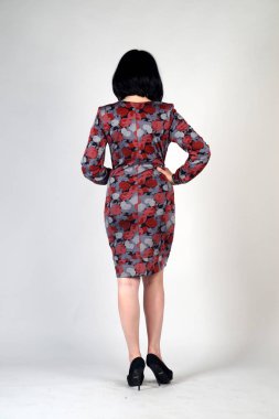 Gri bir arka plan üzerinde poz güzel genç kız