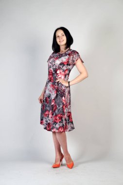 Gri bir arka plan üzerinde poz güzel genç kız