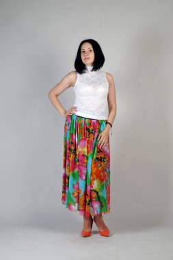 Gri bir arka plan üzerinde poz güzel genç kız