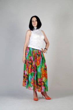 Gri bir arka plan üzerinde poz güzel genç kız